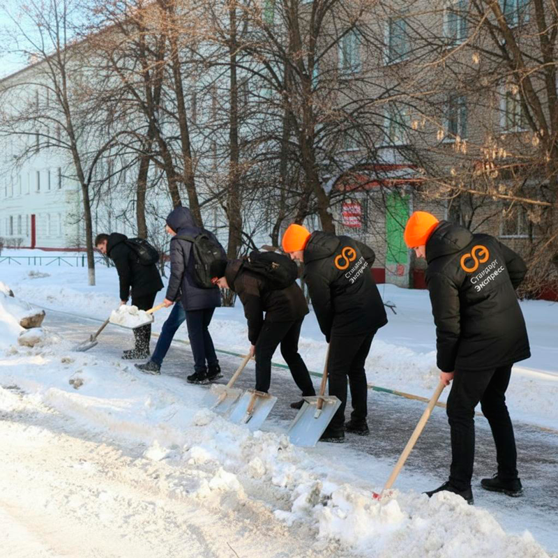 Уборка снега с крыш и территорий в Бологом